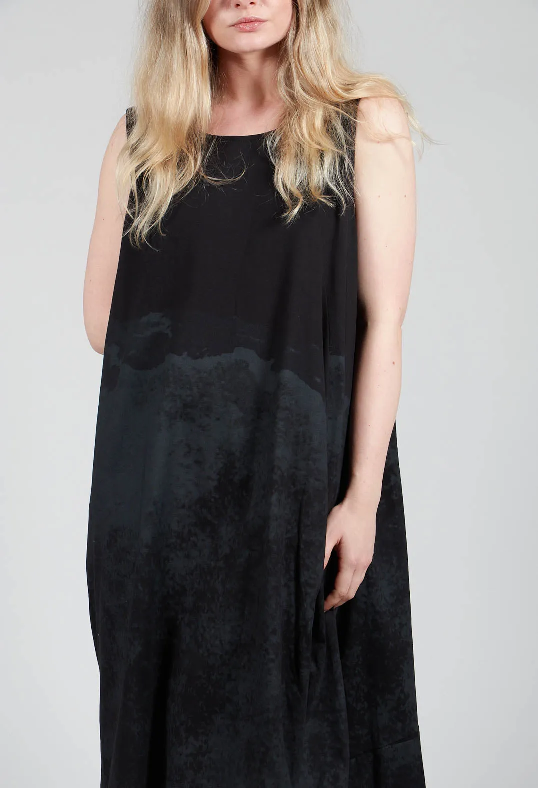 Sleeveless Jersey Dress in Black Print